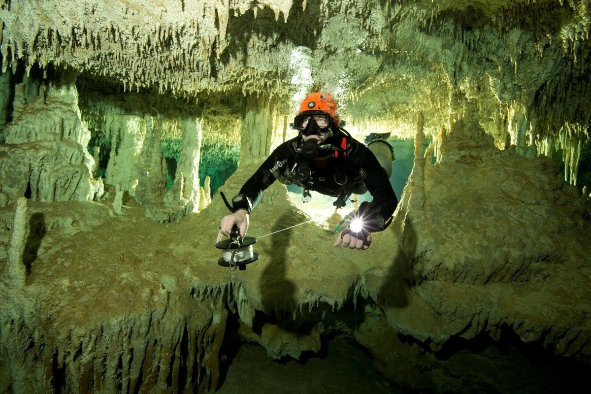 Мексика подводные пещеры Майя. Сак-Актун. Подводная пещера. Затопленные пещеры. Вертикальная пещера затоплена водой можно найти уровень