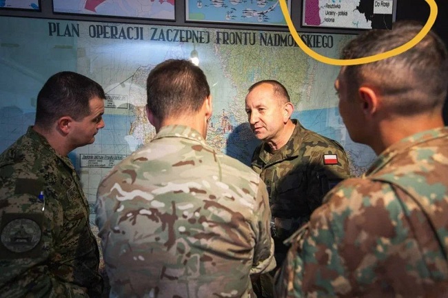 Польша уже поделила Украину: военным раздали новые карты (Фото)