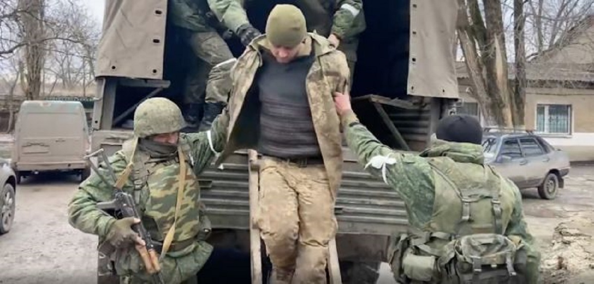 Хохлы взяли в плен. Пленные украинские солдаты 2022. Украинские военнопленные на Донбассе 2022.