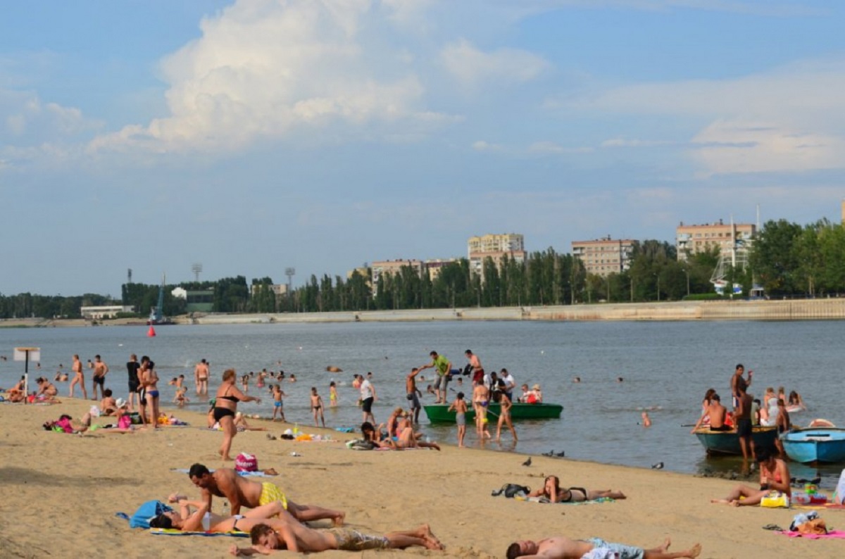 Волгоград пляжный отдых. Астрахань городской пляж. Пляж КРХФ Астрахань. Астраханский пляж городской. Астрахань летом пляж.