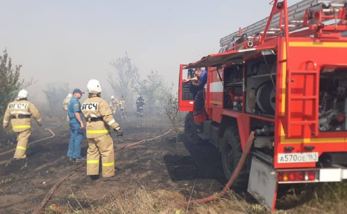 Пожар август. Пожары. Пожар в Ростовской области. Ландшафтный пожар. Пожарные тушат пожар.