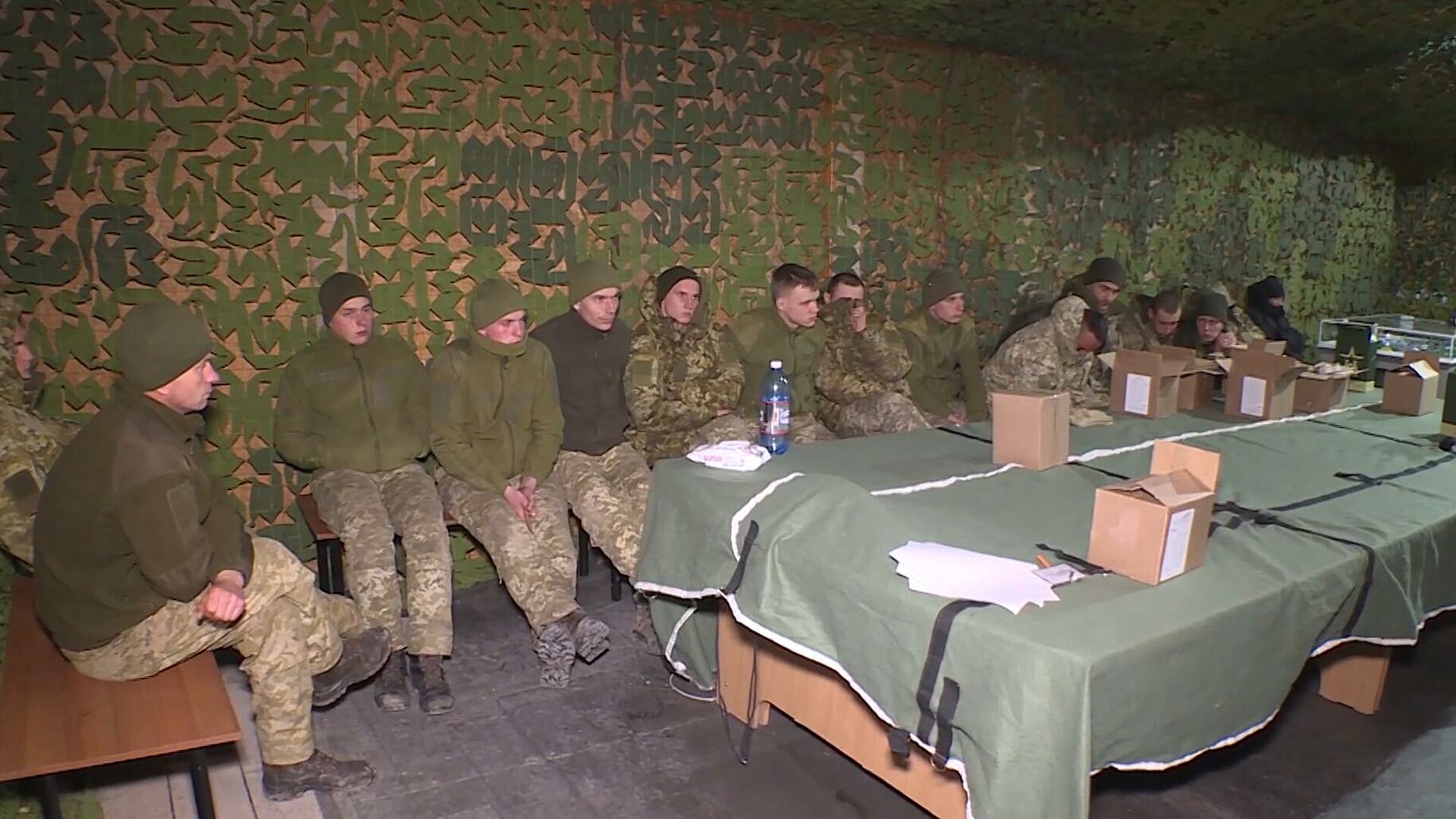 Допросы на границе. Пленение военнослужащих. Поенные российские военные. Украинские военные сдаются в плен.