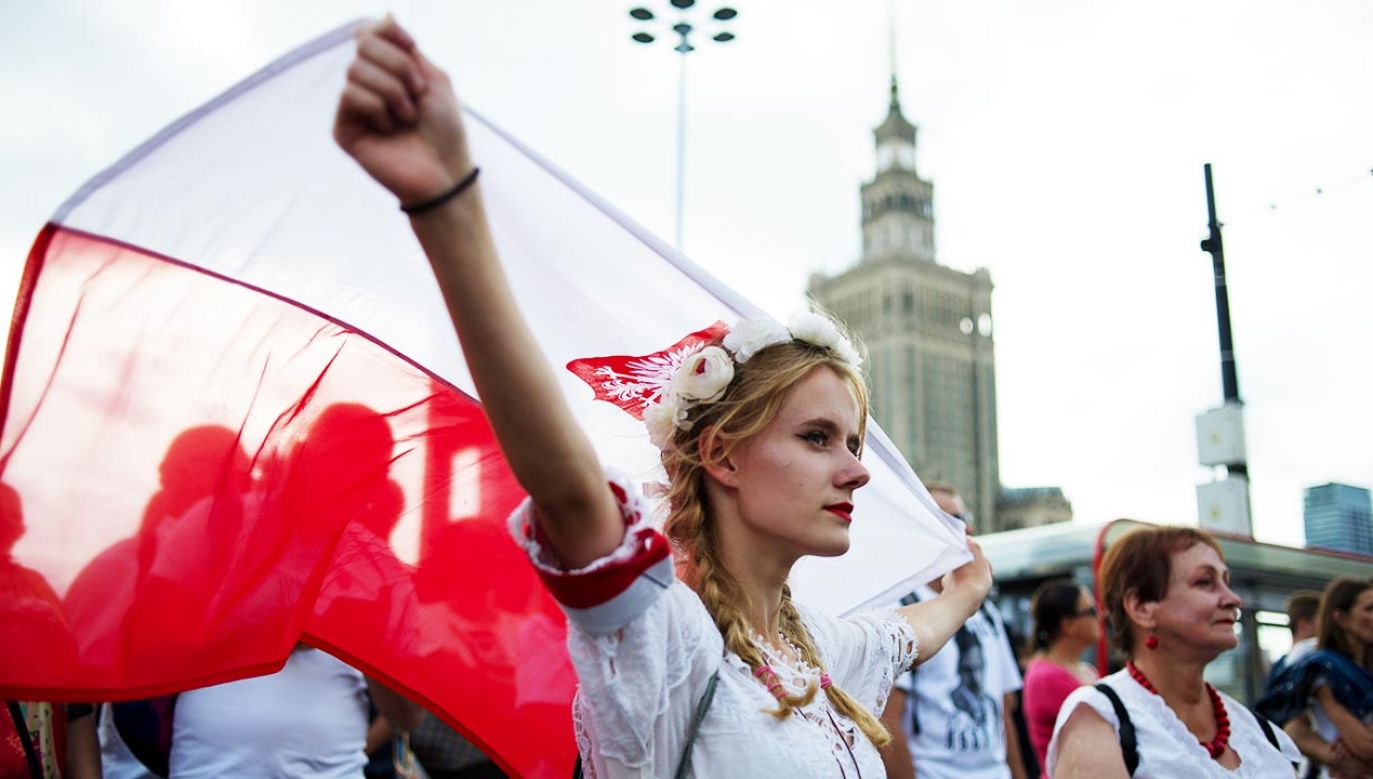 Люди с польским флагом