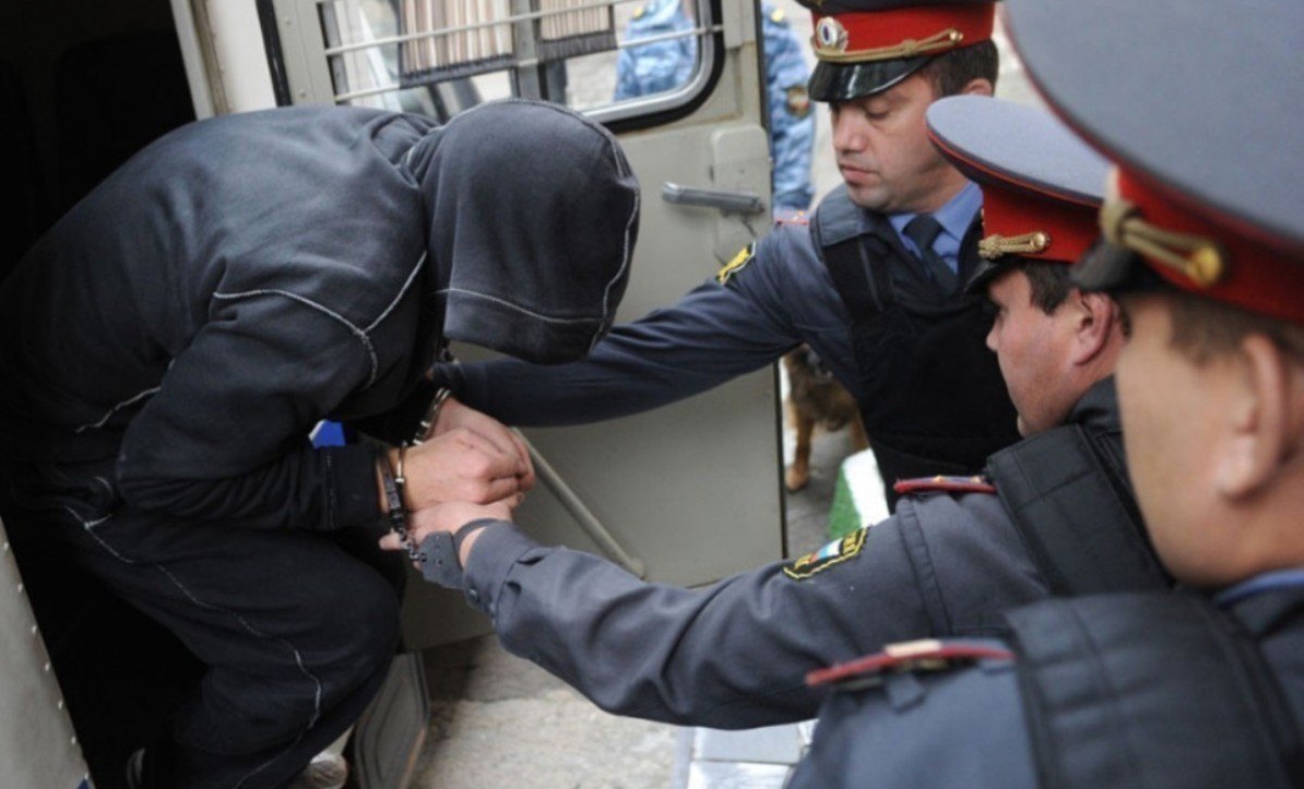 Компьютер полиции забирали. Проверка документов сотрудниками полиции. Доставление сотрудниками полиции. Полицейский арестовывает преступника. Если человека забрали в полицию.