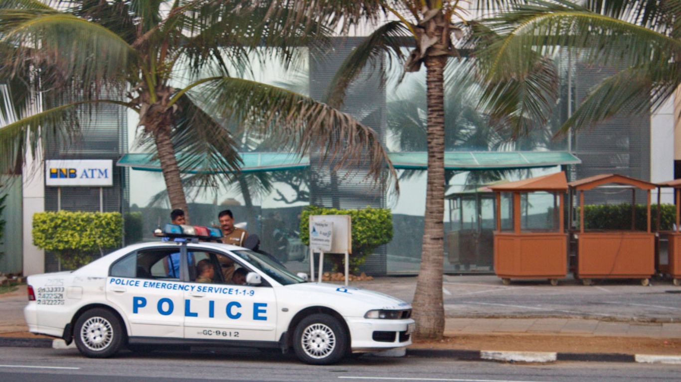 Аренда авто шри ланка. Шри Ланка полиция. Полицейский Шри Ланка. Полиция на Шри Ланке. Полицейская машина Шри Ланка.