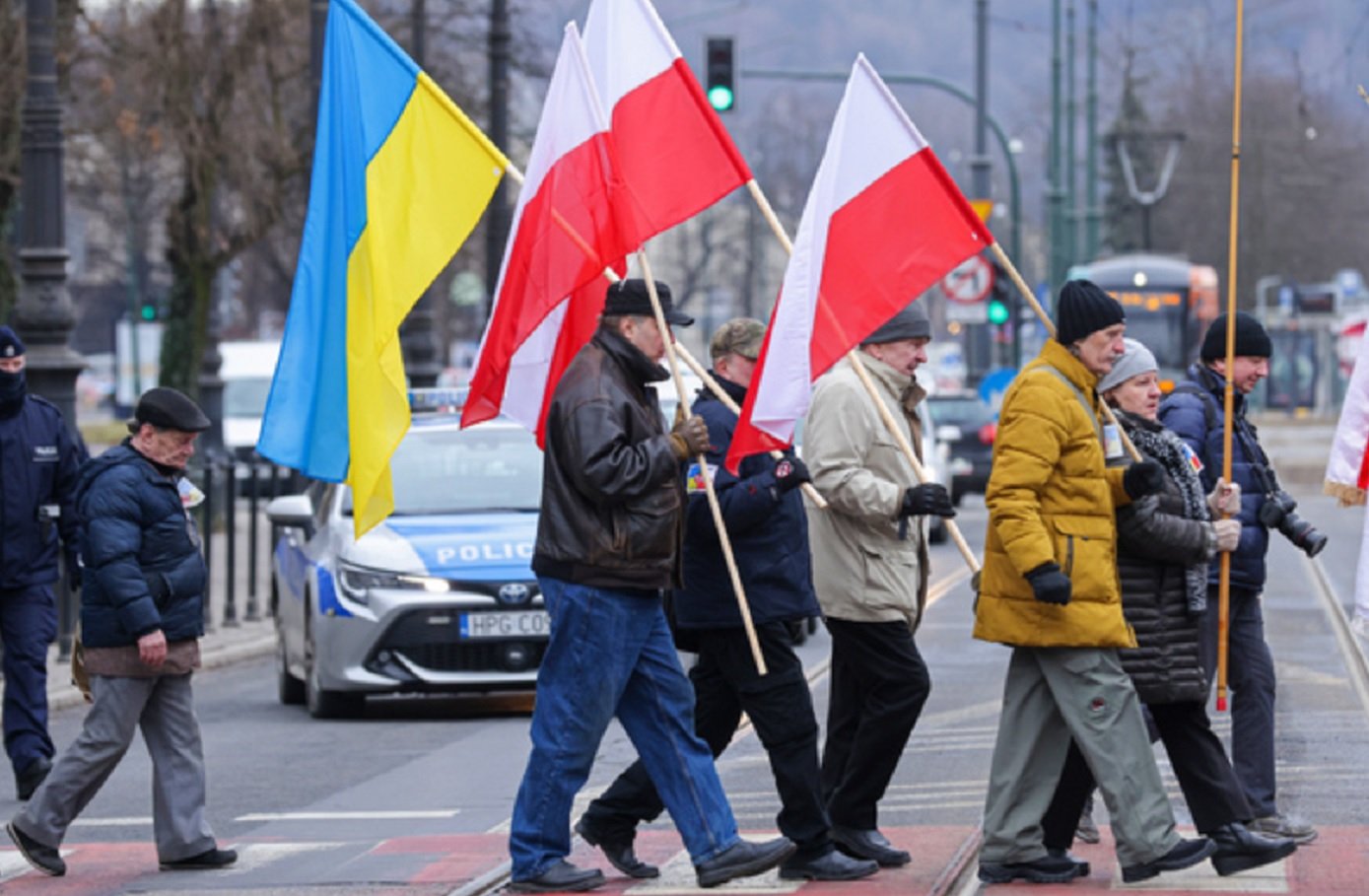 Украинец в польше. Россияне и украинцы. Украинцы в Польше. Неонацизм на Украине. Фашизм в России.