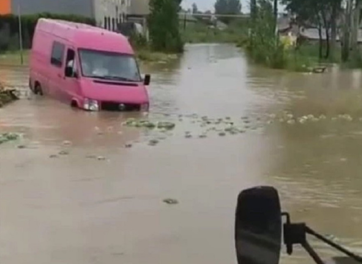 новосибирск затопило после дождя. новодвинск потоп. наводнение в германии 2002. керчь потоп 2021. наводнение в ялте 18 июня 2021.
