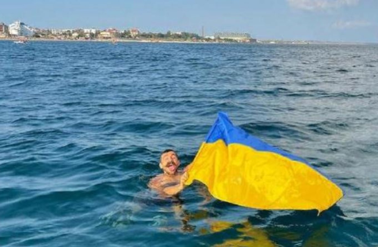 Хохлы гол. Флаг Украины. Украинский флаг на пляже. Желто-блакитный на украинском. Жовто-блакитный флаг.