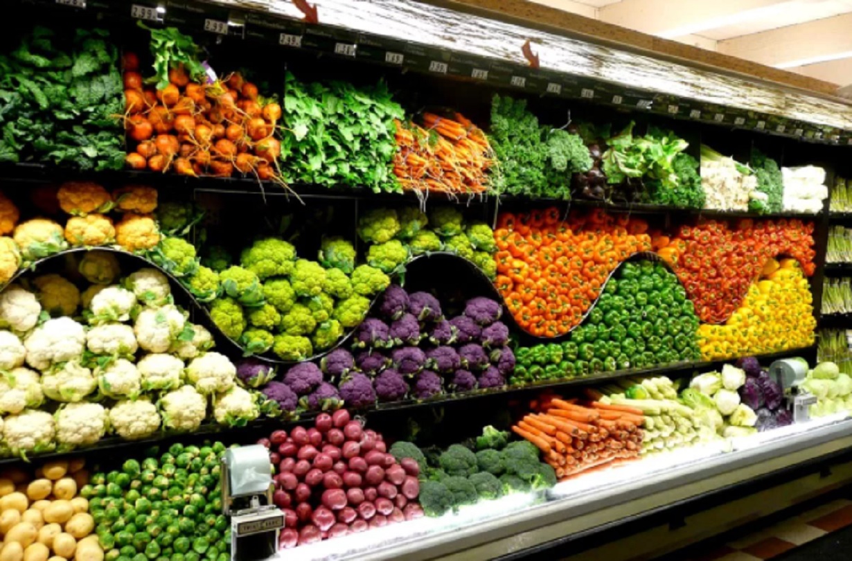 На прилавках магазинов лежат отборные овощи. Выкладка овощей и фруктов. Прилавок с овощами и фруктами. Выкладка фруктов в магазине. Оригинальная выкладка фруктов и овощей.