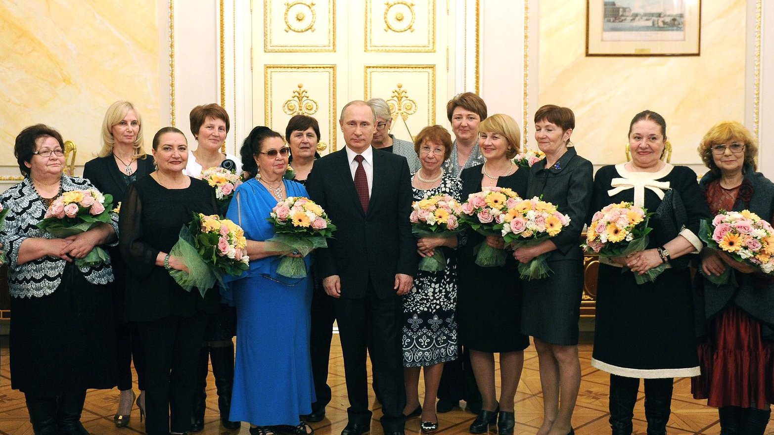 Путин среди женщин