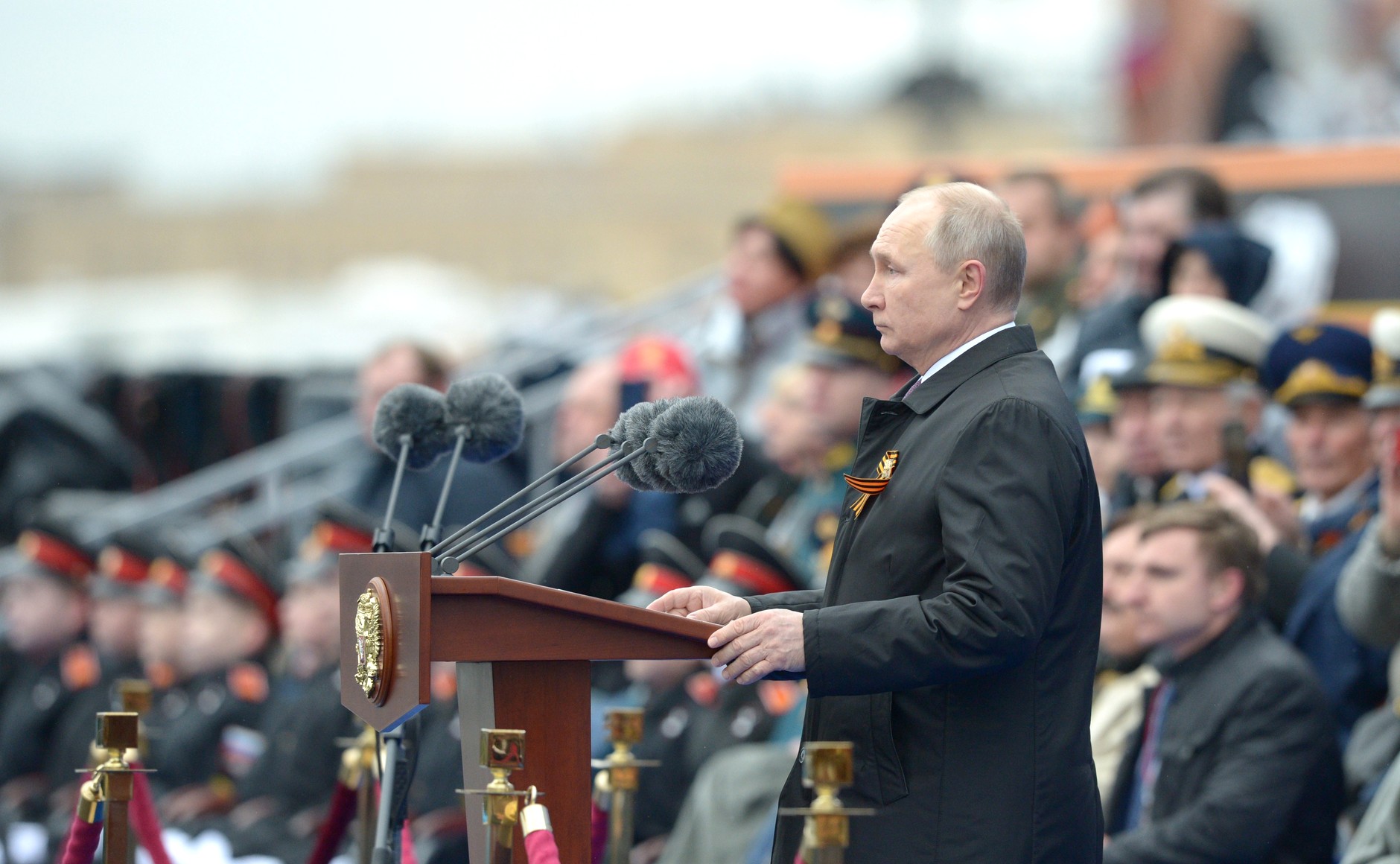 Выступление перед путиным. Владимир Путин на параде Победы. Путин 9 мая 2021.