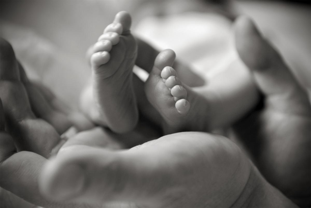 Родился ребёнок с 3 руками. Фото детей после эко. Ребенок между маминых ног. Нежеланный ребенок на руках. Рождение ребенка от 3 родителей
