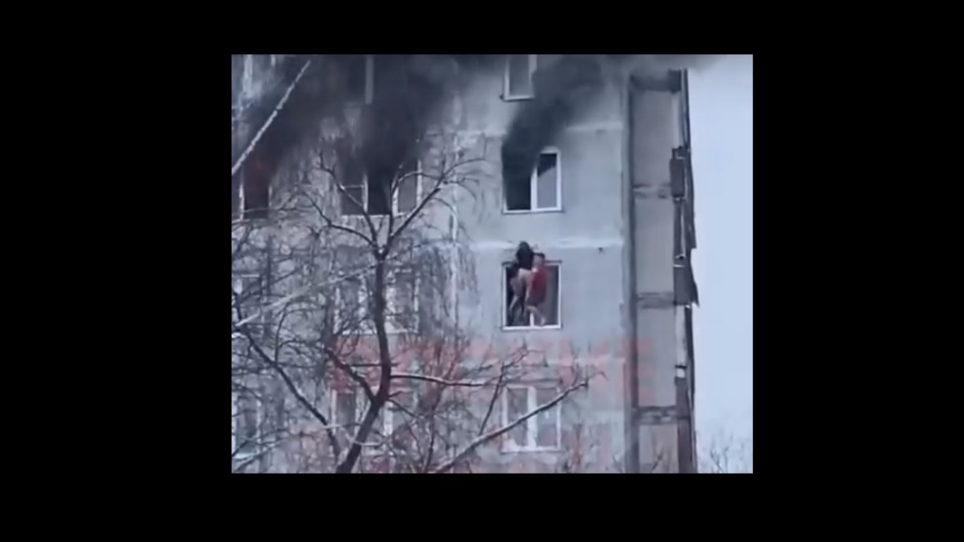 Пожар в москве 1 час назад. Спасение девушки из горящей квартиры. Спасение из огня через окно. Пожар в Чертаново сейчас видео. Пожарный выпрыгивать из окна и спасать девочку.