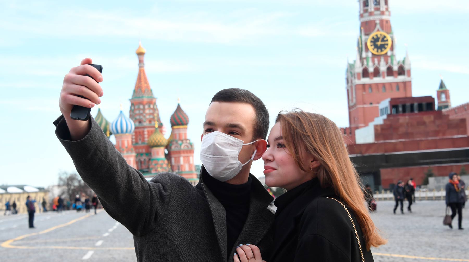 Отличившиеся люди в россии. Москва люди. Люди в масках на красной площади. Москва красная площадь люди. Люди в масках Москва.
