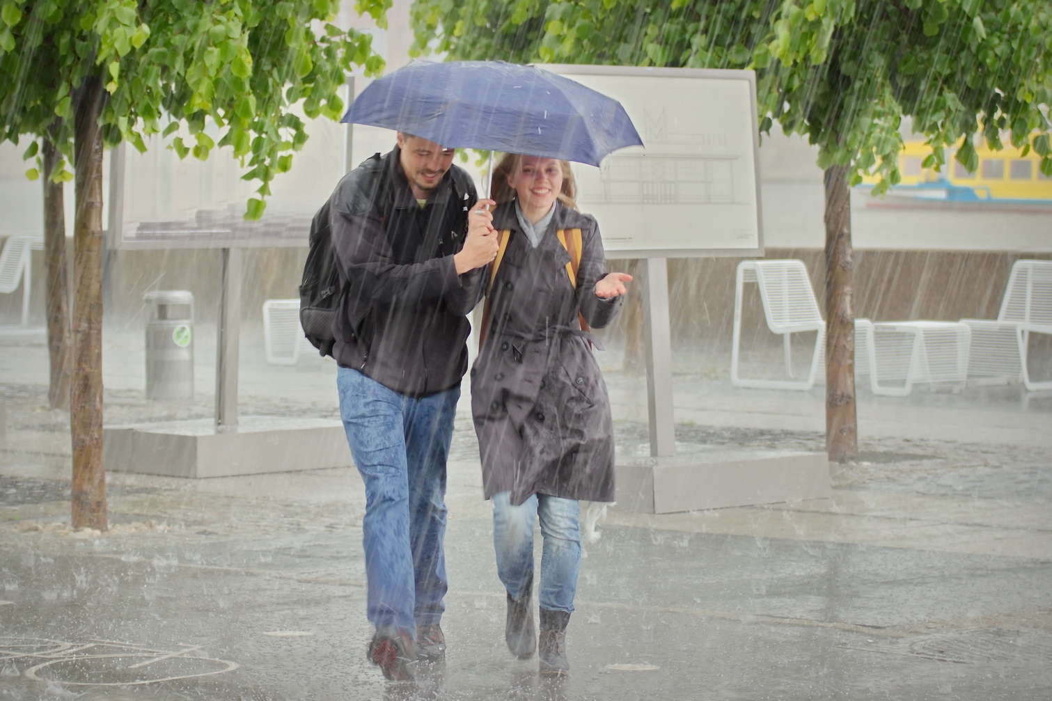 Скоро ли дождь. Человек под зонтом. Человек под зонтиком. Люди на улицах под дождем. Под дождем.