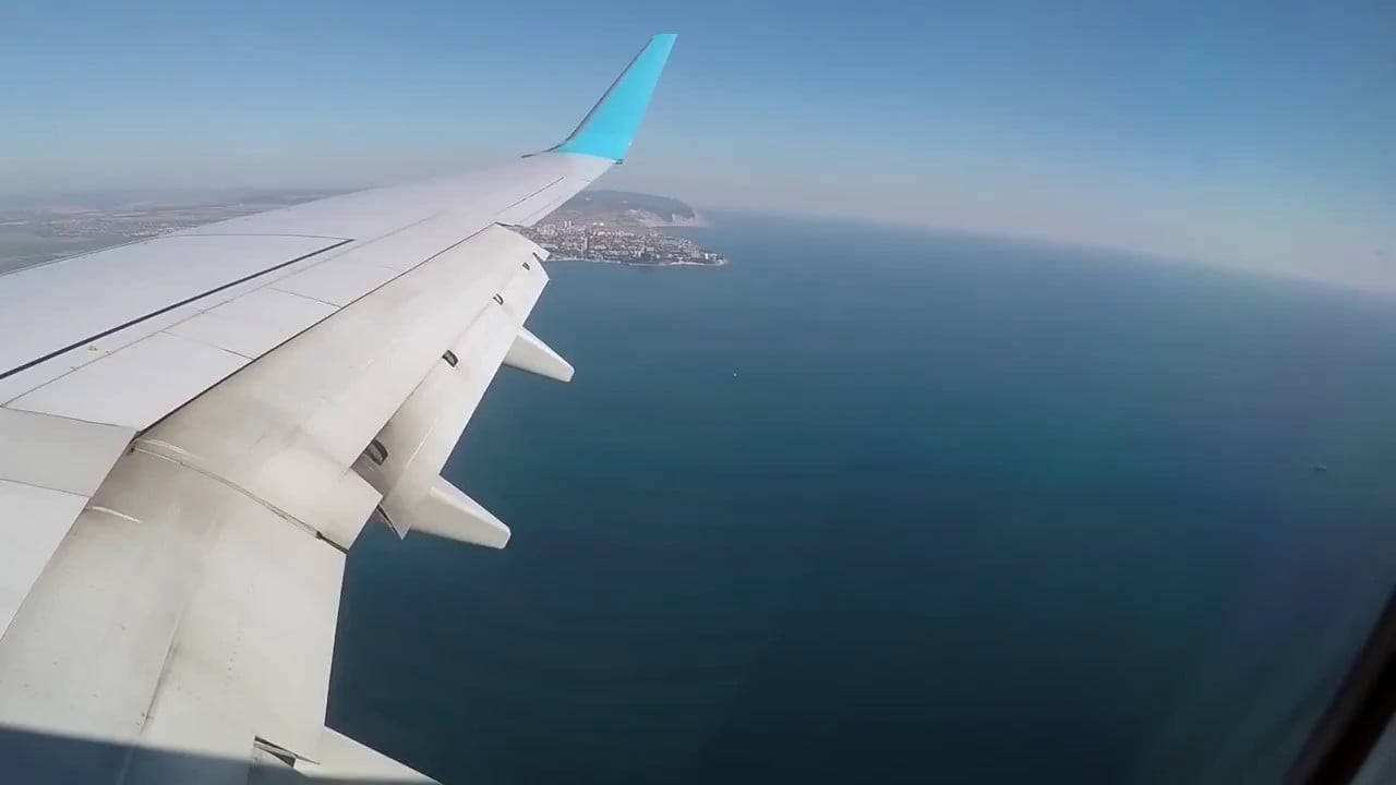 Самолеты в анапу в 2024 году. Самолет над морем. Черное море из самолета. Вид из самолета на море. Крыло самолета.