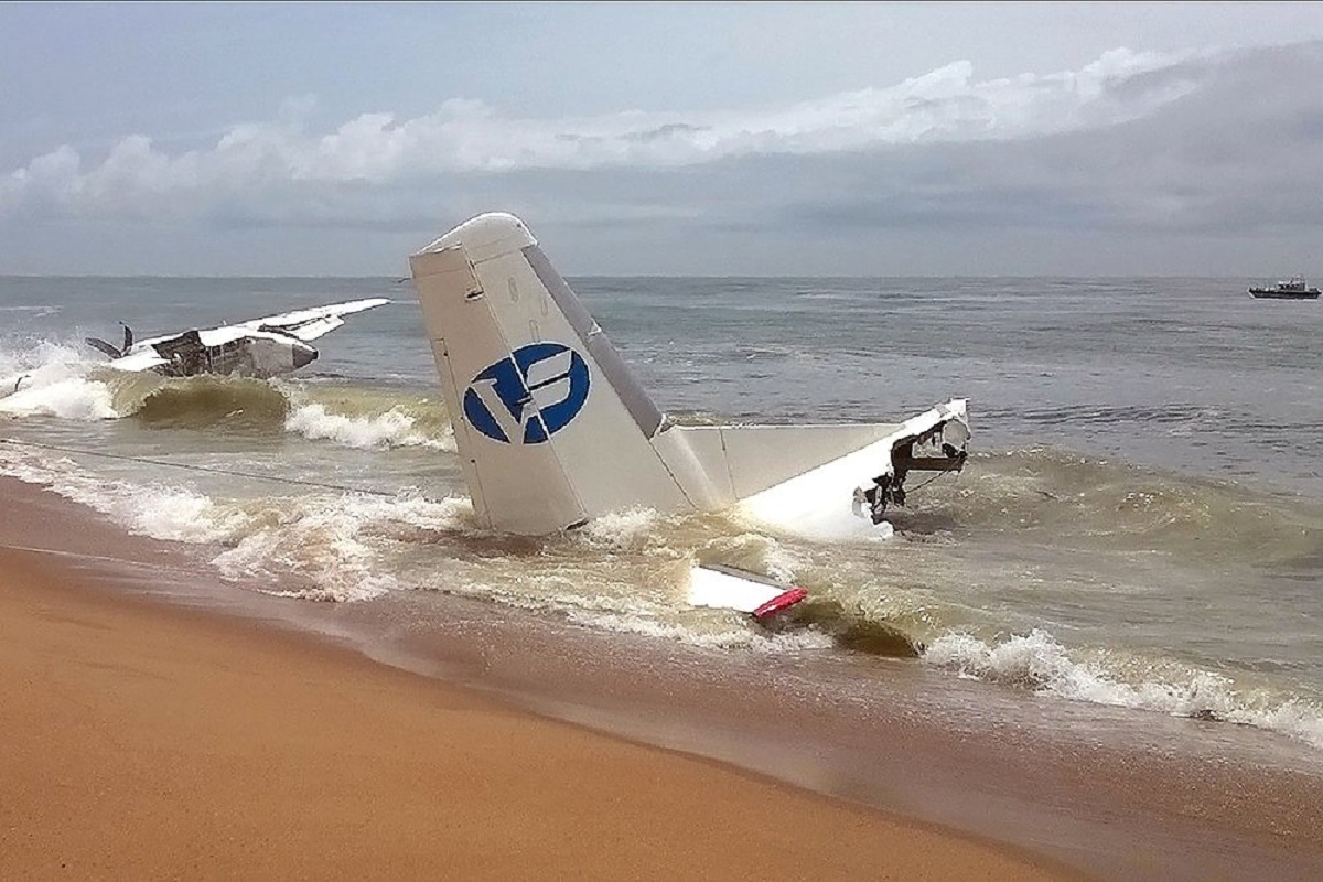 Военный самолет упал в море. Самолет над океаном. Обломки самолета в море. Крушение самолета в море. Самолёт падает в море.