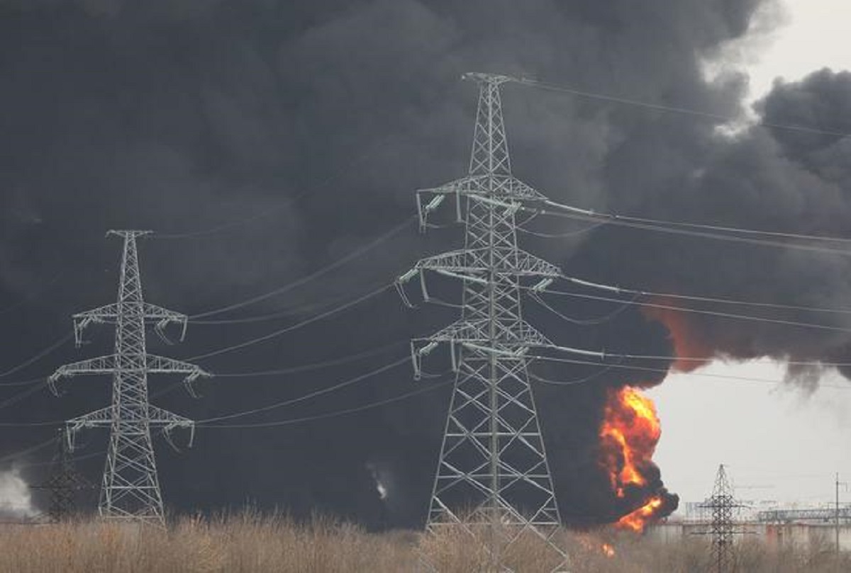 Нефтебаза Белгород в Губкине. Пожар в Белгородской области. Удар по нефтебазе в Белгороде. Взрыв нефтебазы в Белгороде.