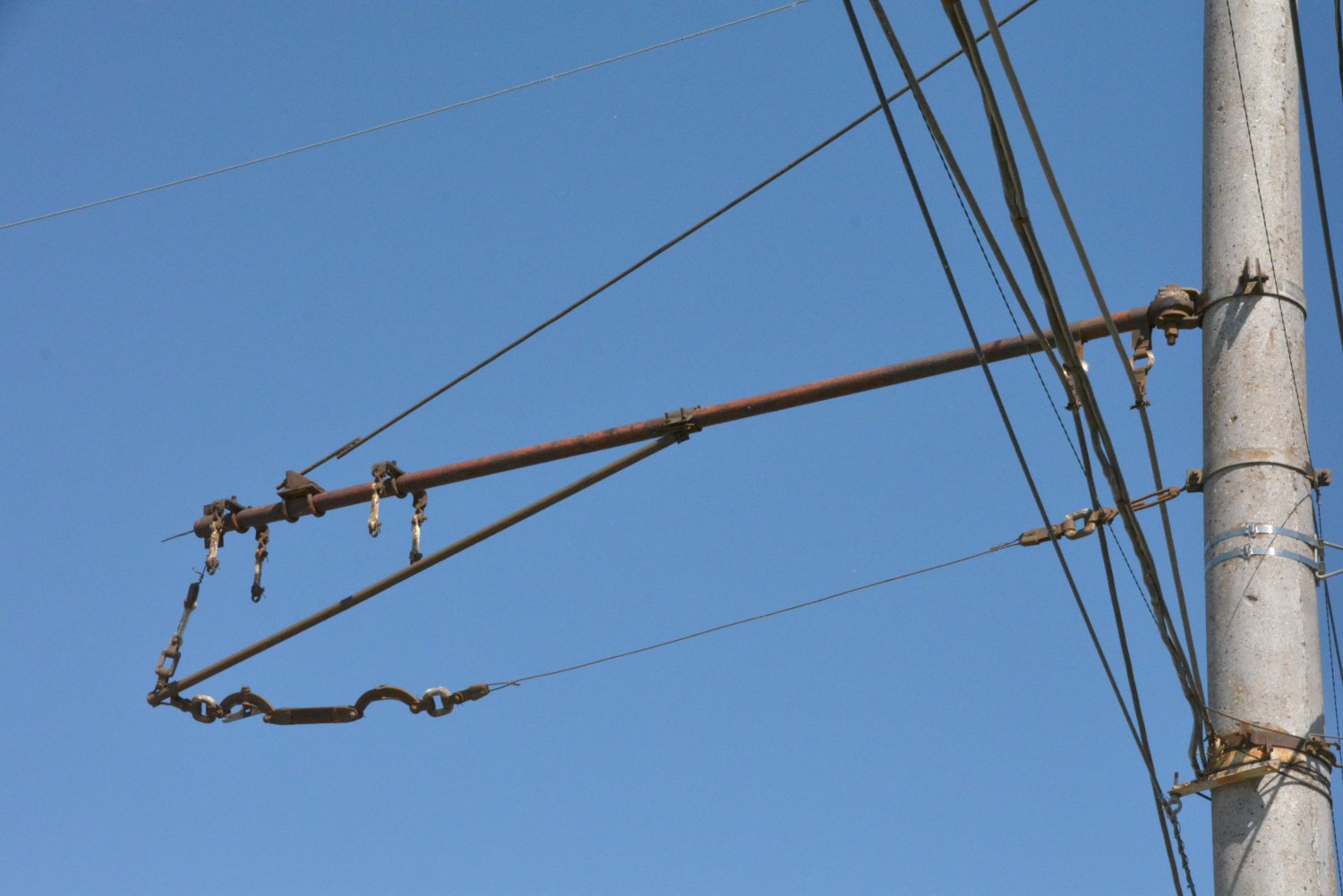 Спецчасти контактной сети троллейбуса. Контактная сеть москвы. Неизолированная консоль контактной сети. Опора контактной сети тп-700 троллейбусные. Контактная сеть троллейбуса москва.