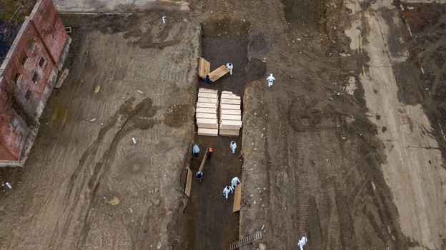 В Нью-Йорке хоронят жертв Covid-2019 в братских могилах на острове Харт