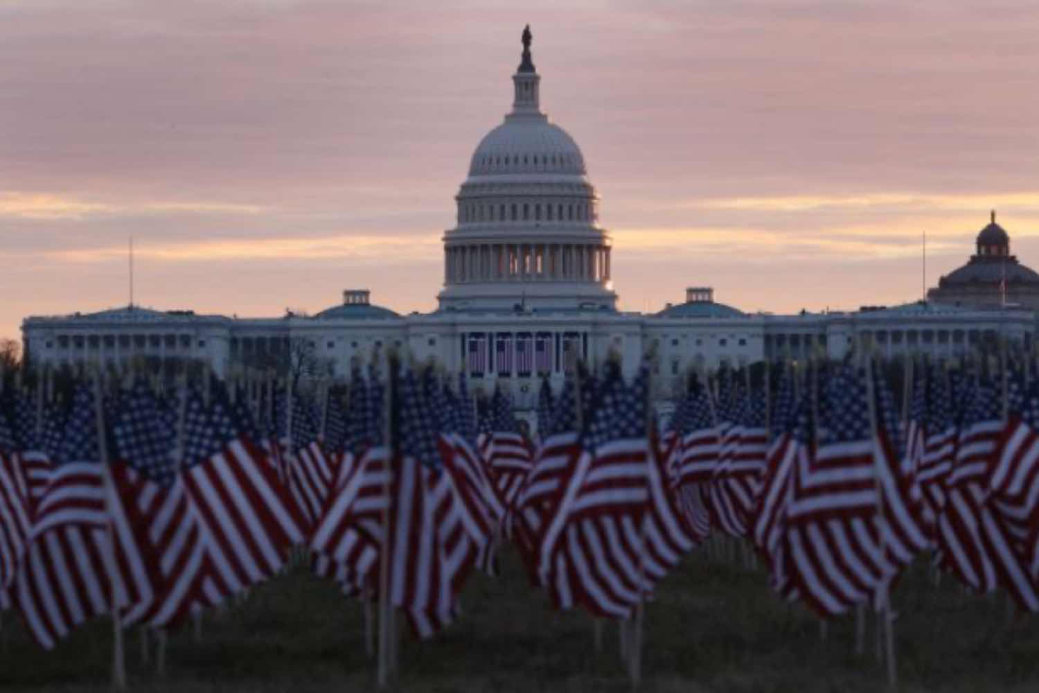 Сша называют великобританией. 1000 Флагов. В Вашингтоне флаги для инаугурации Байдена образовали флаг России. Наш флаг в Вашингтоне. Kapitoliy itily.