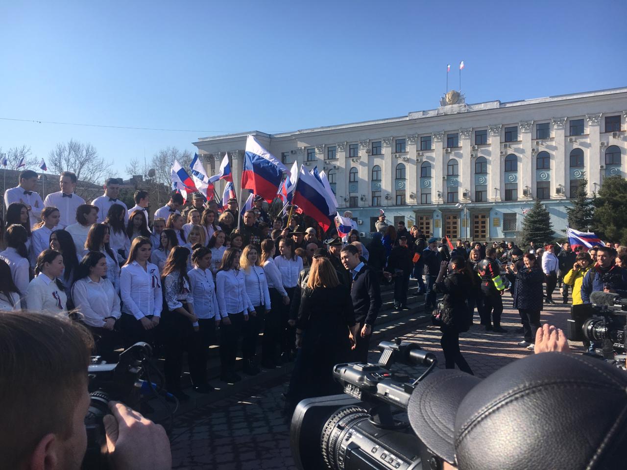 День симферополя. Гимн Симферополя. Крымской весны 1 Симферополь. Симферопольский гимн. Крымчане поют гимн России видео.