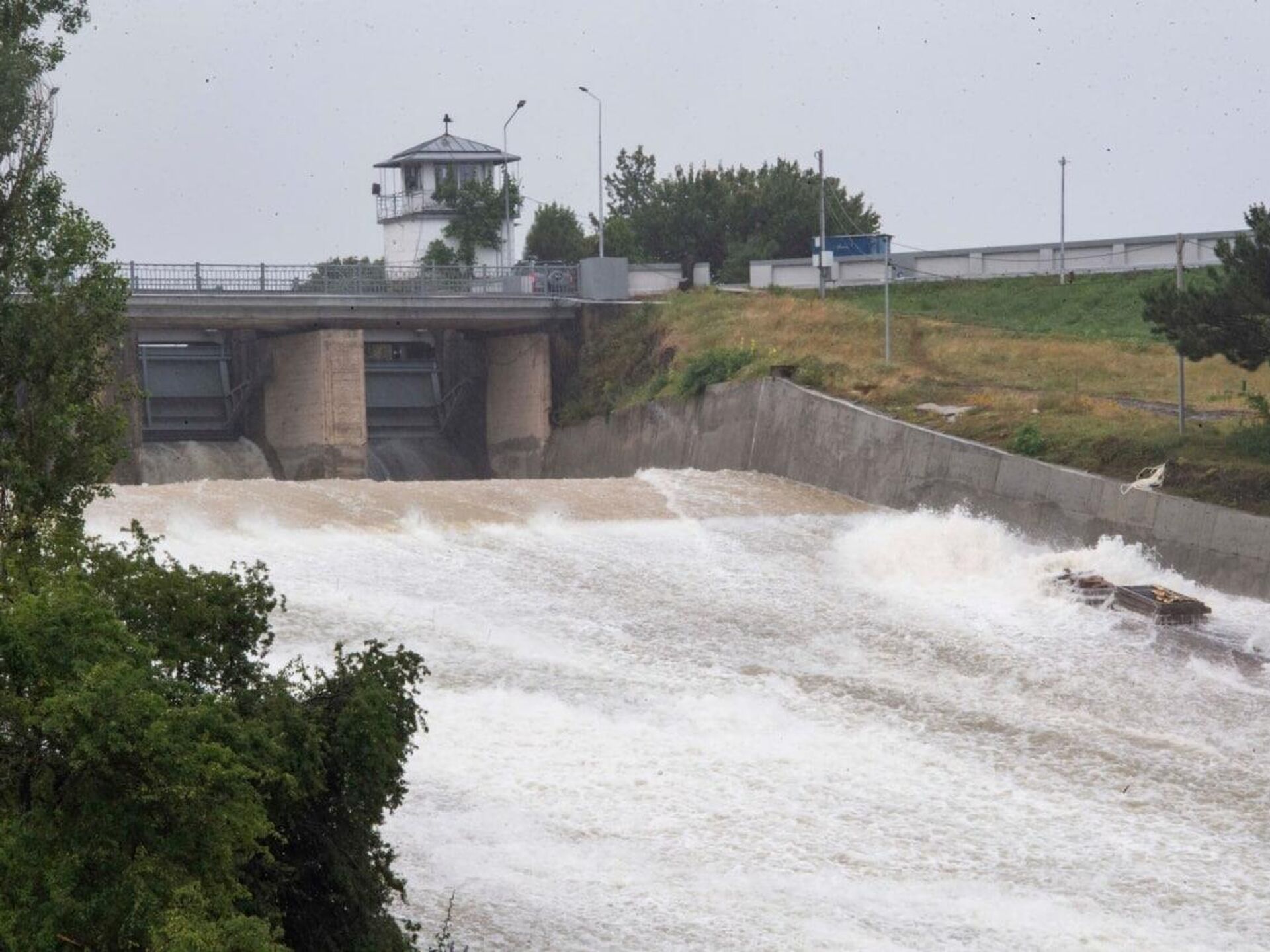 Почему нет воды в симферополе. Дамба Симферопольского водохранилища. Симферополь плотина. Симферопольское водохранилище плотина. Водохранилище Симферополь 2020.