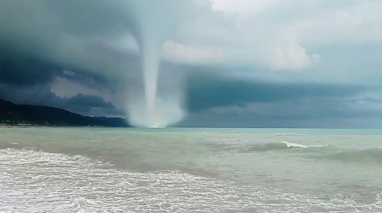 Dangerous storm. Торнадо в Сочи. Лазаревское шторм на море 2022 год. Смерч в Сочи на черном море. ЦУНАМИ В Сочи 2022.