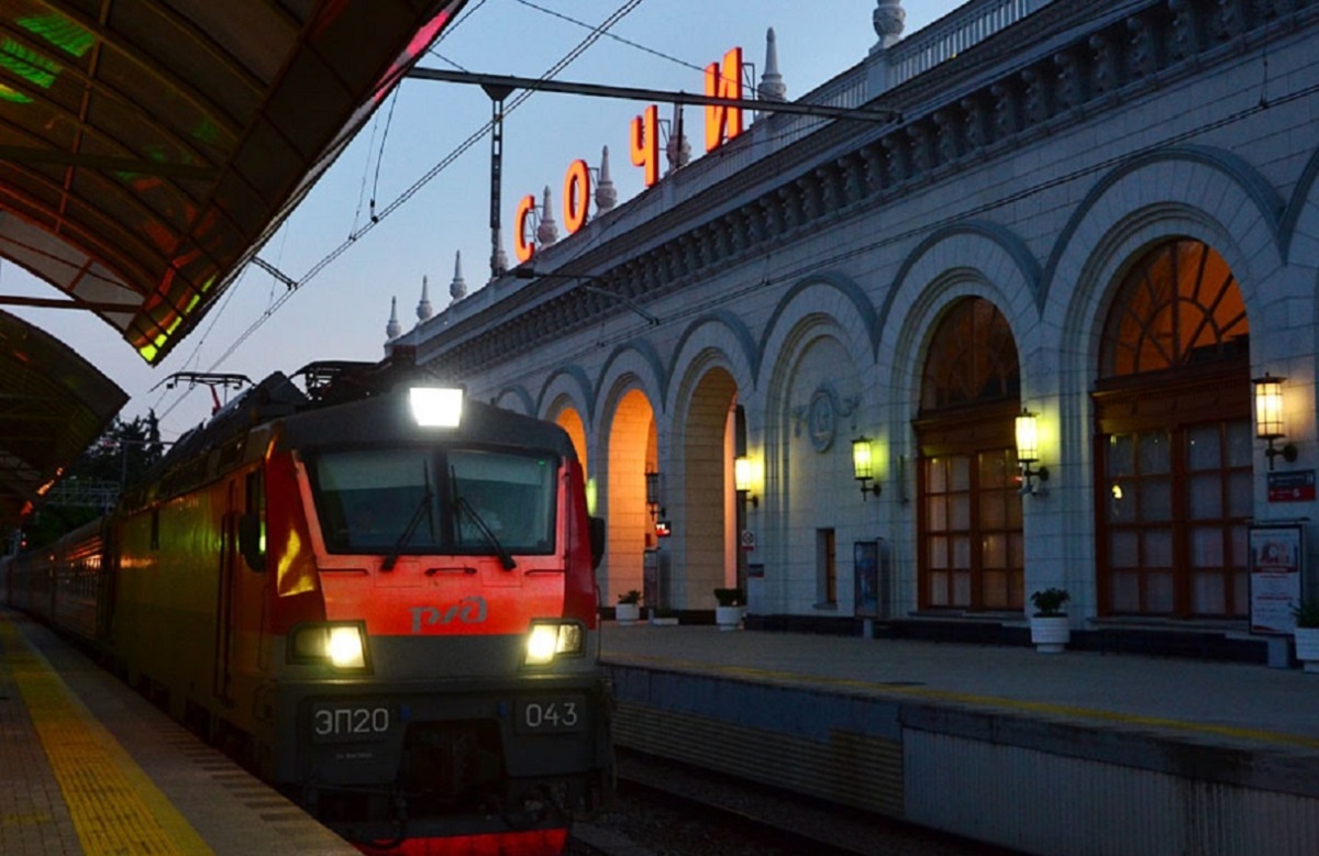 Скорый поезд прибыл в москву. РЖД вокзал Сочи. РЖД станция Сочи. Сочи ЖД вокзал перрон. ЖД вокзал Сочи электрички.