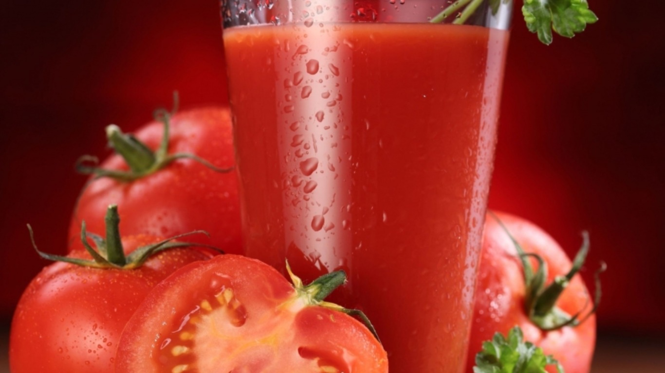 Польза томатного сока для организма мужчины. Томатный сок. Томатный сок фото. Чем полезен томатный сок. Томатный сок текстура.