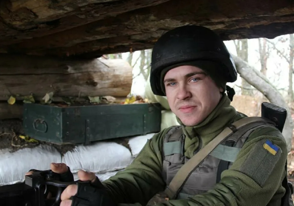 Укр солдат. Украински солдаты в окопах. Украинские солдаты в окопах.