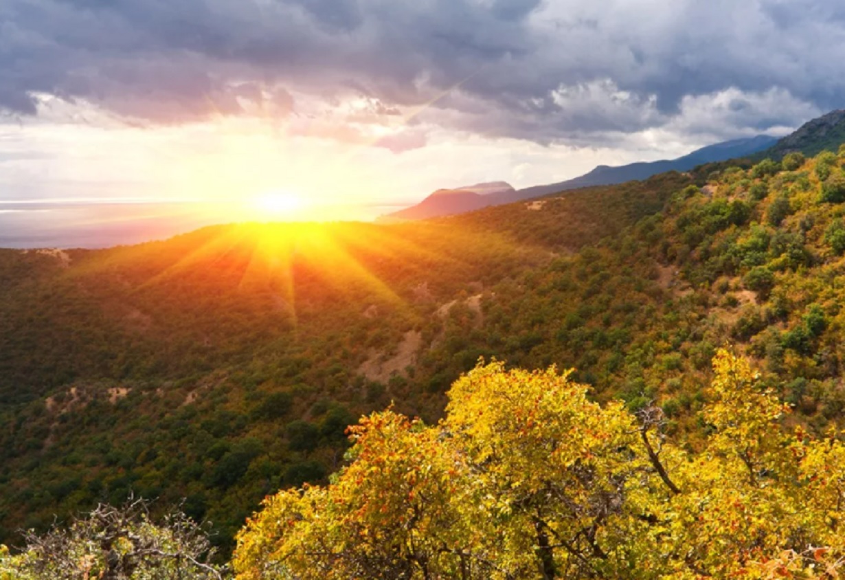 Погода крымский. Сентябрь Крым горы. Природа в Крыму в сентябре. Осень солнце Крым. Осень в сентябре в Крыму.