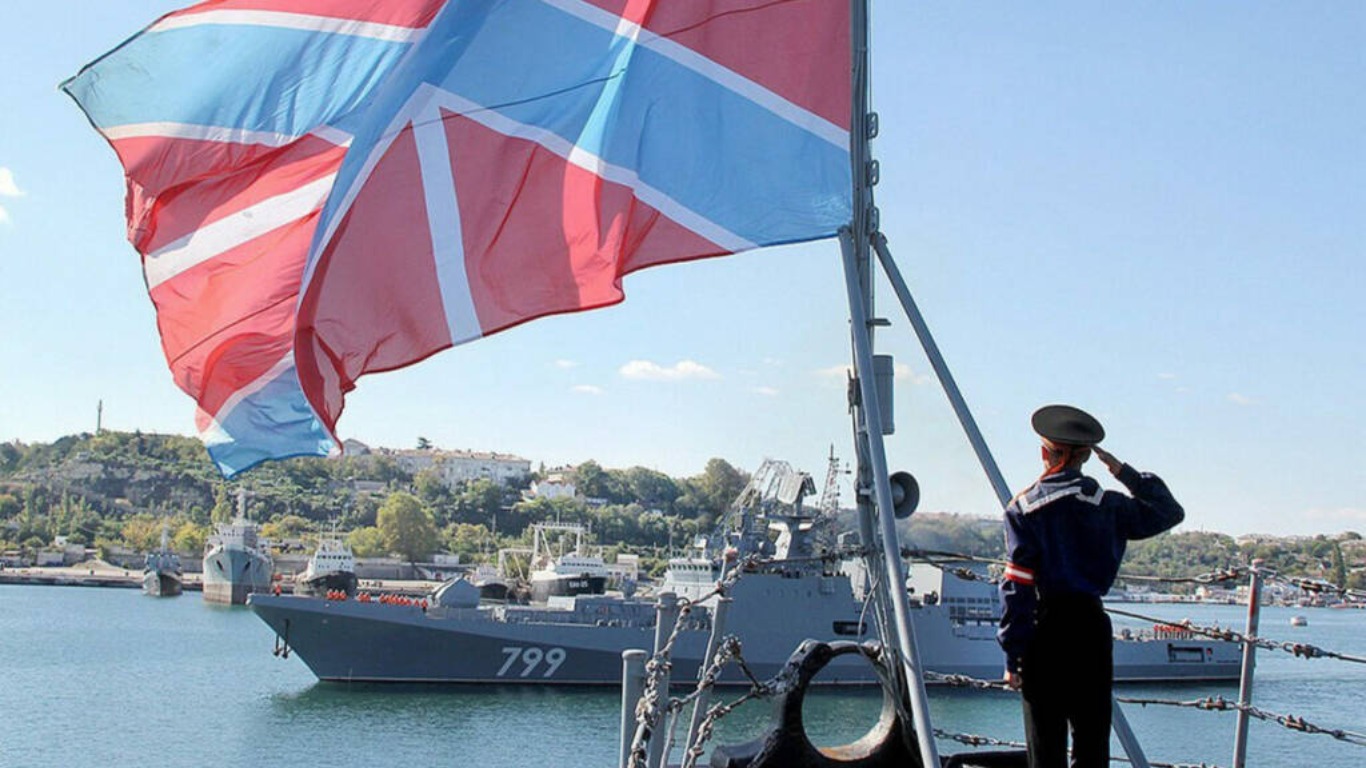 Новости черное море сегодня. Черноморский флот РФ Севастополь. Флаг Черноморского флота Севастополь. Черноморский флот ВМФ Севастополь. Черноморская флотилия ВМФ России.