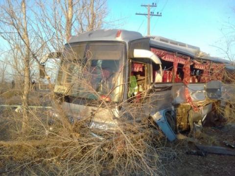 Под Астраханью автобус столкнулся с электричкой