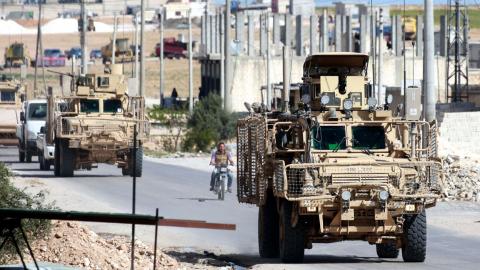 Курды закидали помидорами покидающих Сирию американских военных