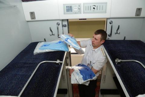 Россиянам разъяснили, кто должен собирать постельное белье в поездах