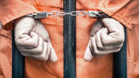 Заключенный наручники решетка