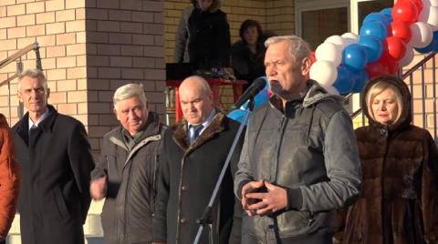 Депутат подарил главе района баночку вазелина на открытии нижегородской школы