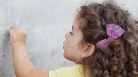 Девочка левая рука рисование