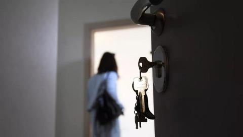 Психолог Дугенцова: Проживание в микроквартирах негативно влияет на психику Женщина дверь ключи