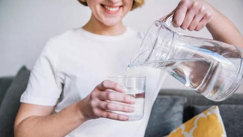 Девушка графин вода