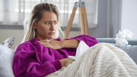 Вирусолог Нетёсов: Коронавирус стал существенно слабее, нежели в начале Кровать женщина простуда