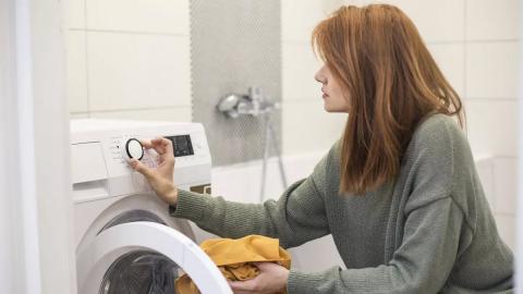 Женщина стиральная машина