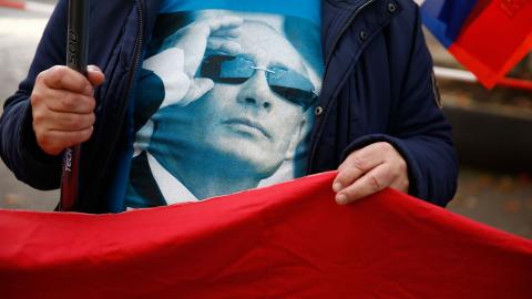 Мужчину задержали за оскорбительную надпись о Путине на заборе Русского музея