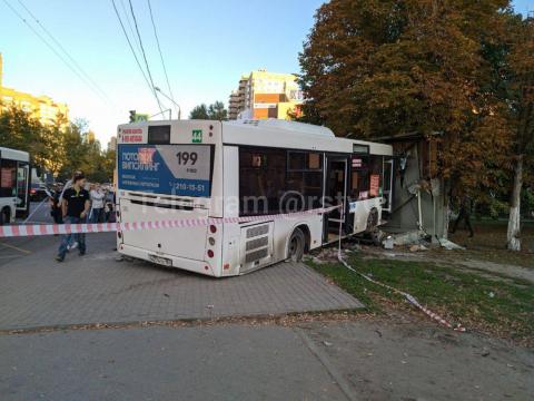 В Ростове-на-Дону автобус влетел в остановку с людьми