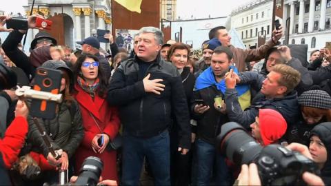 Порошенко закидали яйцами на майдане