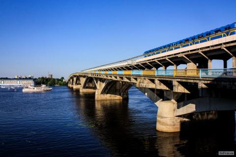 Неизвестный угрожает взорвать мост в Киеве