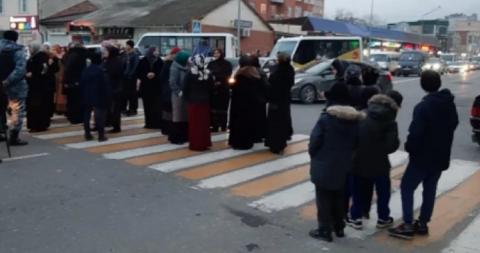 Махачкала перекрыли дорогу