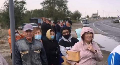 Жители Астраханской области перекрыли автотрассу