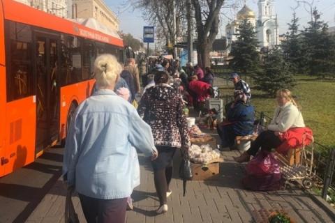 Жители Ростова жалуются на превращение остановки в стихийный рынок